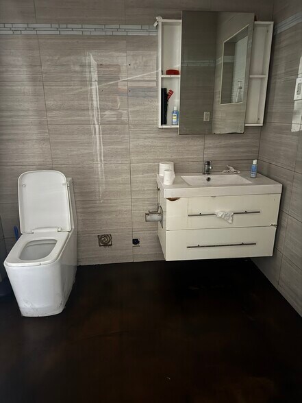 More Photos Of 10401-10409 Quail Roost Dr, Miami Service For Lease