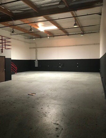 More Photos Of 41665 Eastman Dr, Murrieta Warehouse For Lease