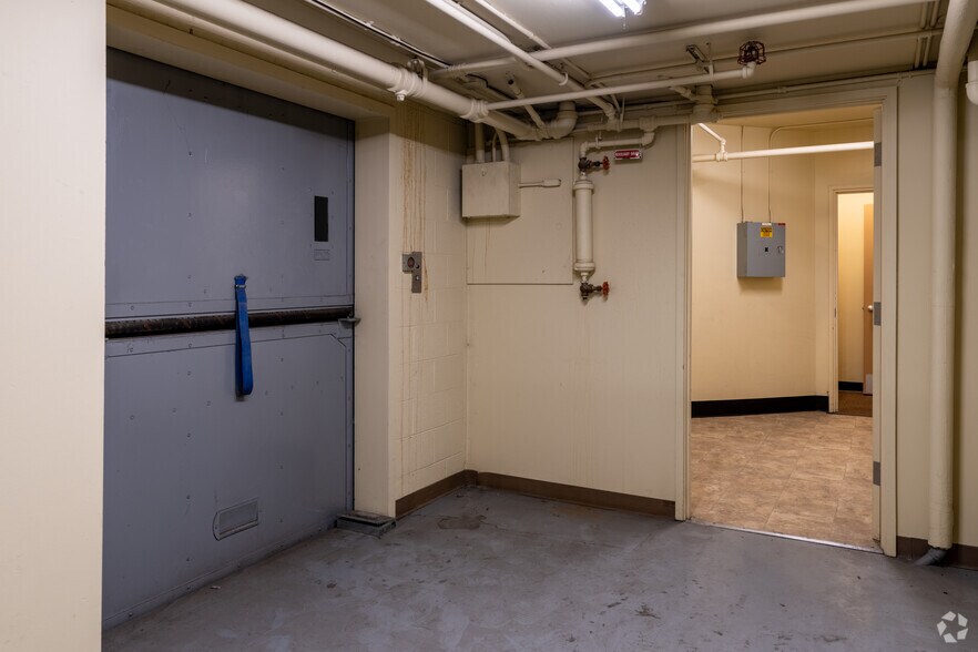 More Photos Of 30 S Mission St, Wenatchee Bank For Sale