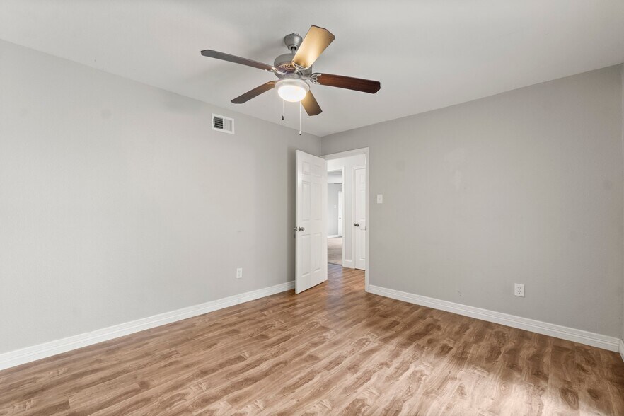 More Photos Of 2042 Teal Dr, Spring Dormitory For Sale