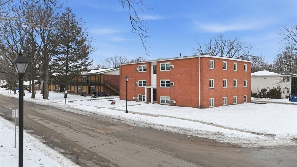 More Photos Of 1306 Silver St, Urbana Apartments For Sale