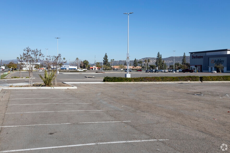 More Photos Of 415-761 Parkway Plaza, El Cajon Unknown For Lease