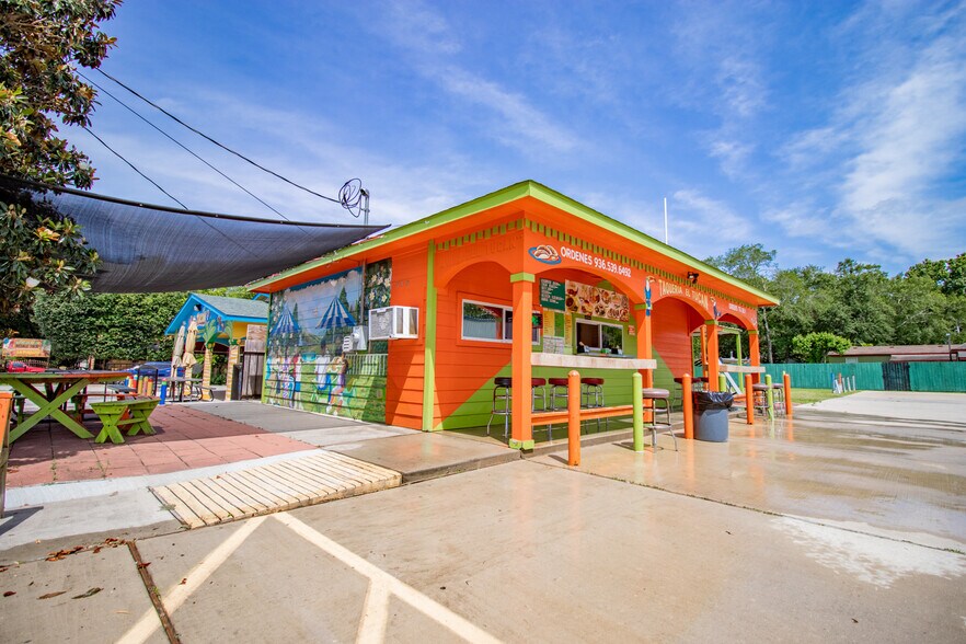 More Photos Of 518 Mill Ave, Conroe General Retail For Sale