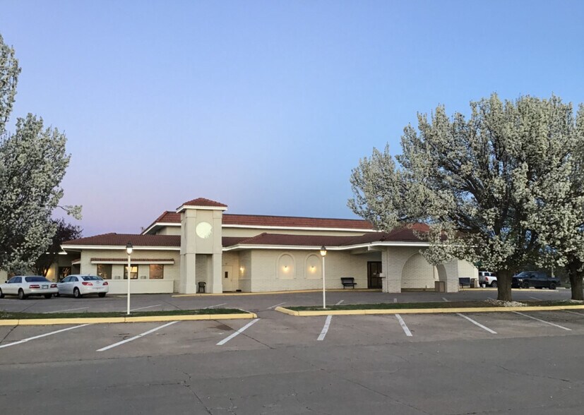 More Photos Of 1401 W US Highway 54, Pratt Hotel For Lease