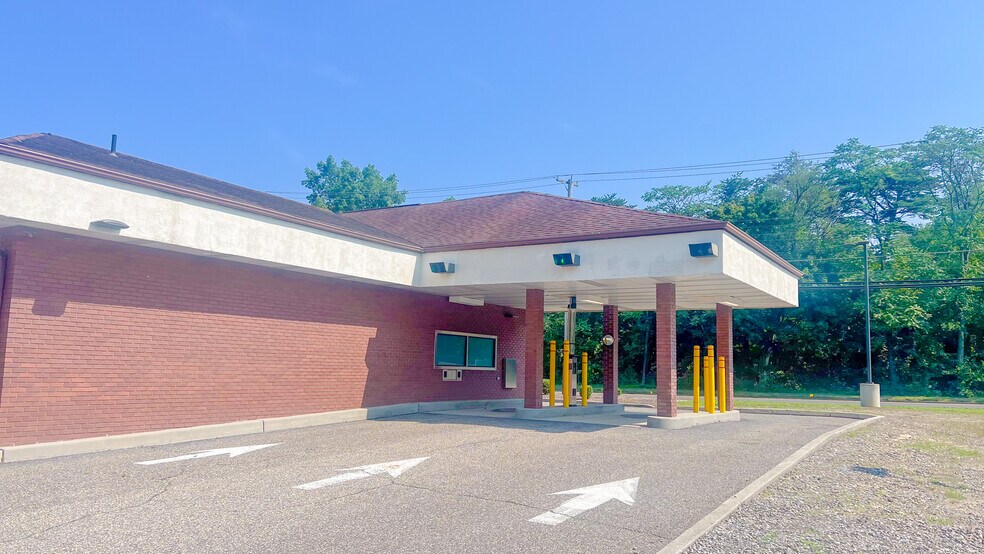 More Photos Of 340 S White Horse Pike, Berlin Bank For Lease