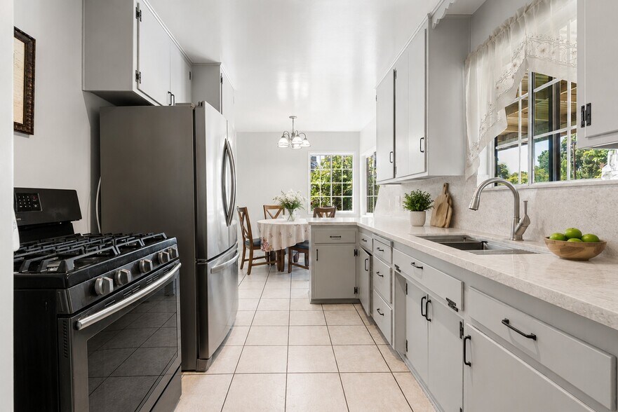 More Photos Of 1562 W 31st St, Long Beach Apartments For Sale