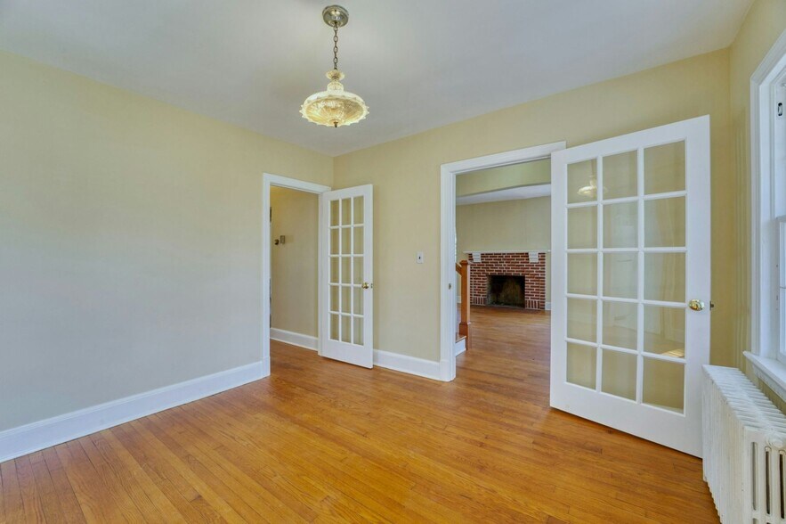 More Photos Of 121 N Hatcher Ave, Purcellville Office For Sale