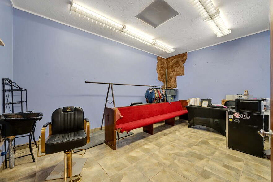 More Photos Of 308-310 S Main St, Lindsay Office For Sale