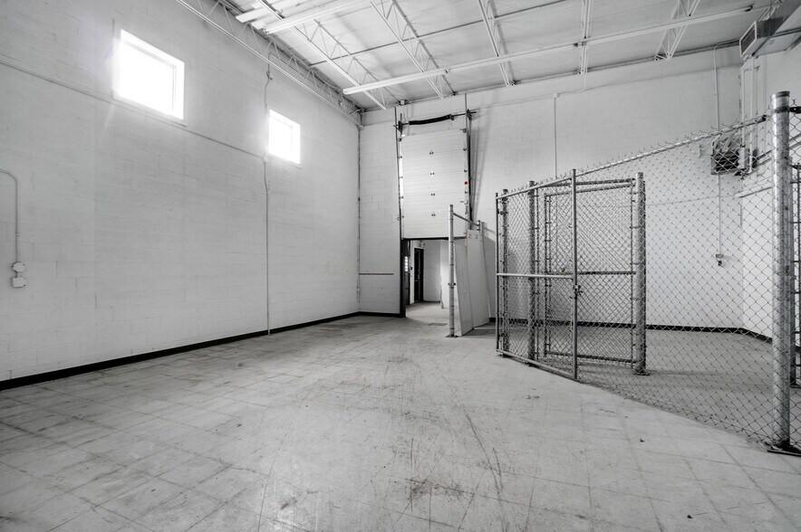 More Photos Of 115-117 Boul Brunswick, Pointe-claire Warehouse For Lease