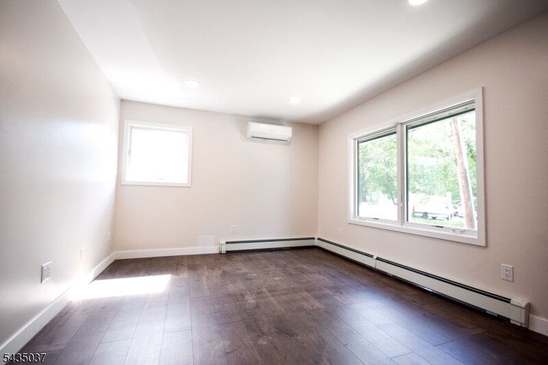 More Photos Of 5 Muller Plz, Little Falls Flex For Lease