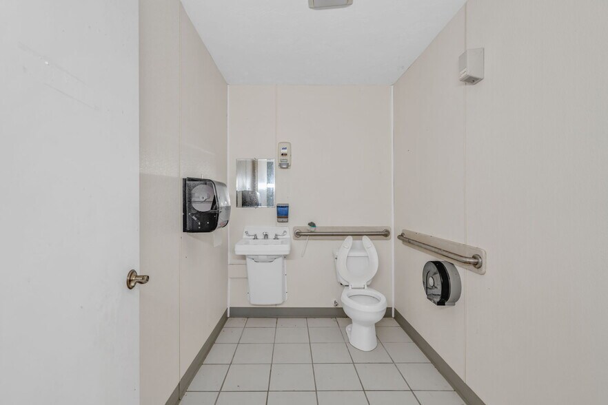 More Photos Of 14 125th Street Gulf, Marathon Office Residential For Sale