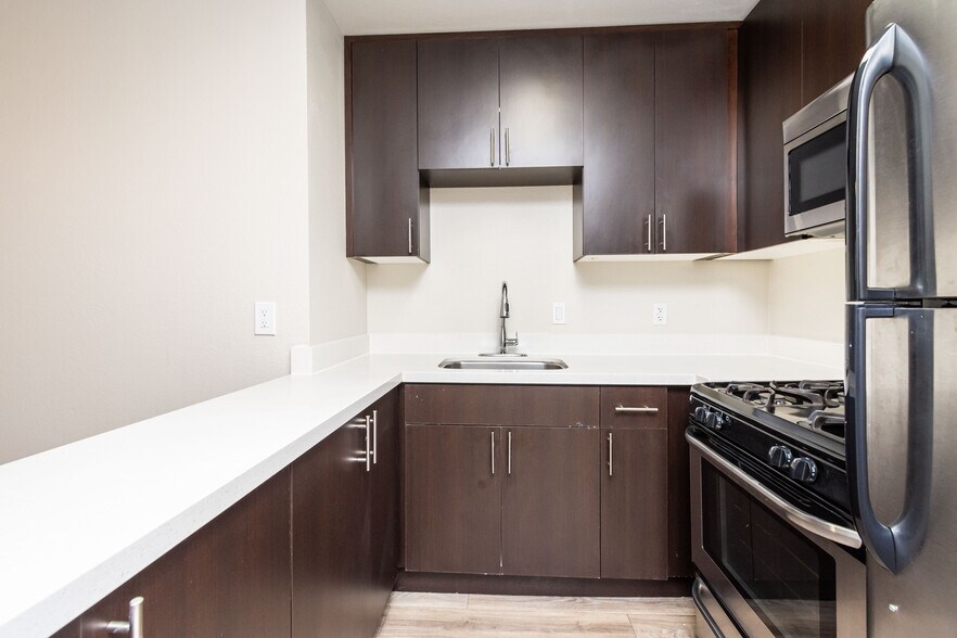 More Photos Of 555 Douglas St, West Sacramento Apartments For Sale