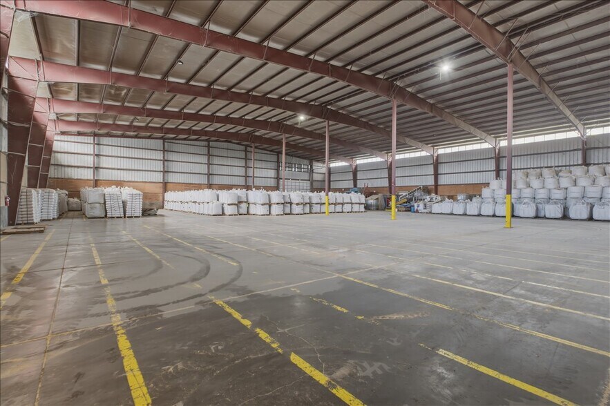 More Photos Of 6011 Grinde Ln NE, Silverton Flex For Lease