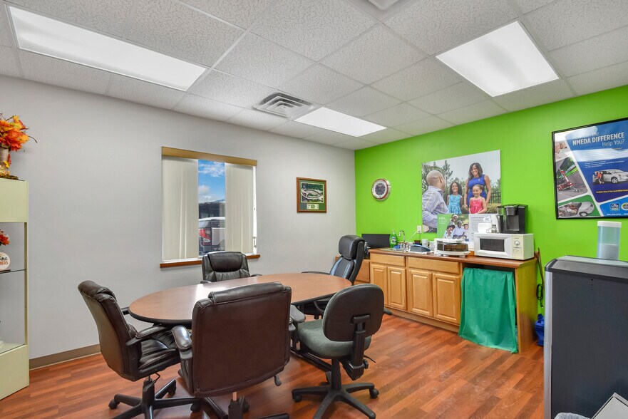 More Photos Of 844 Ontario Rd, Green Bay Showroom For Sale