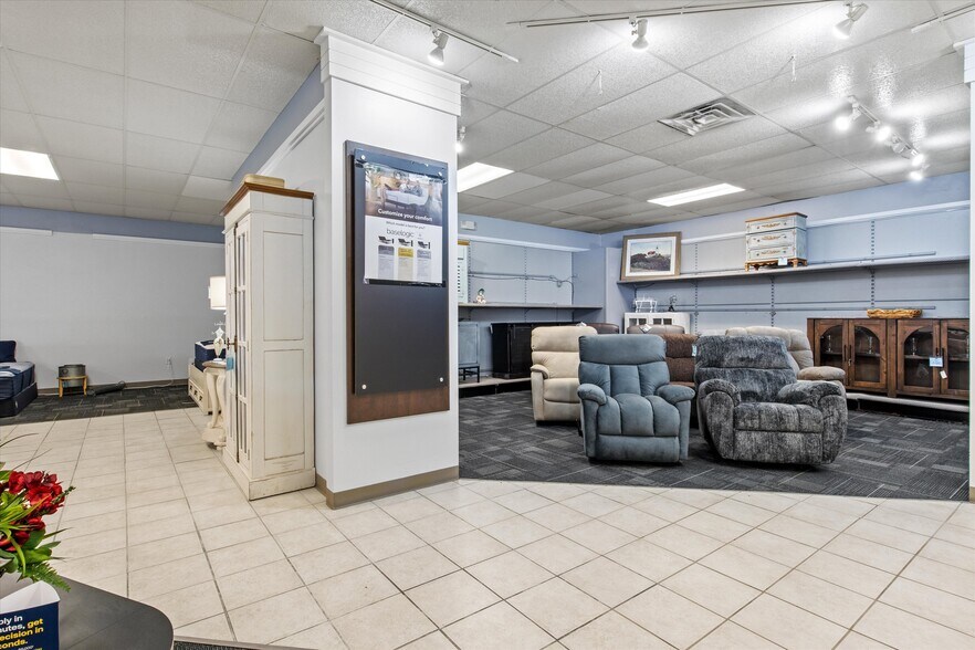 More Photos Of 304 W Jefferson St, Quincy Freestanding For Sale