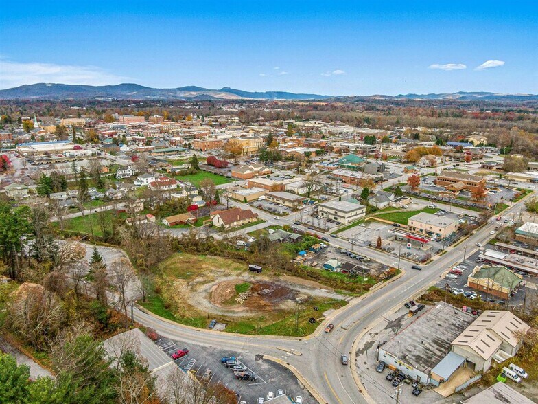 More Photos Of 307-321 S Washington St, Hendersonville Land For Lease