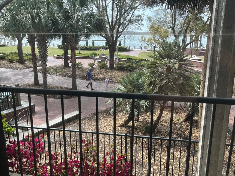 More Photos Of 916 Bay St, Beaufort Office For Sale