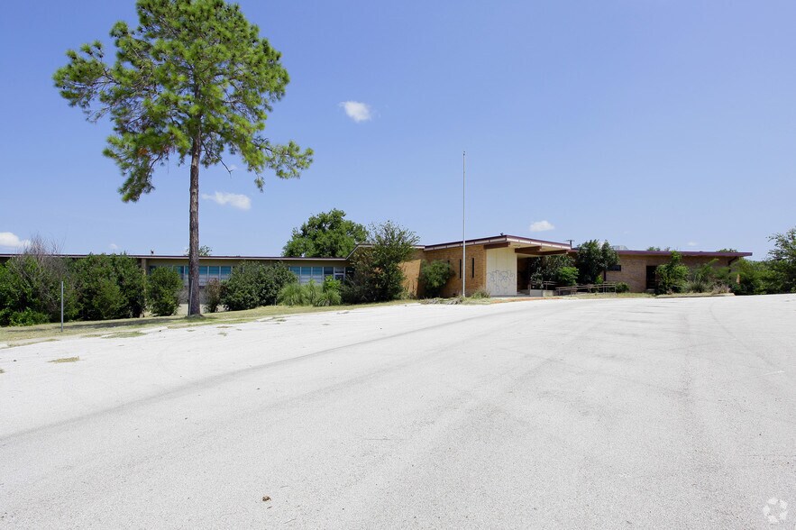 Primary Photo Of 1301 Hospital Blvd, Floresville Healthcare For Sale