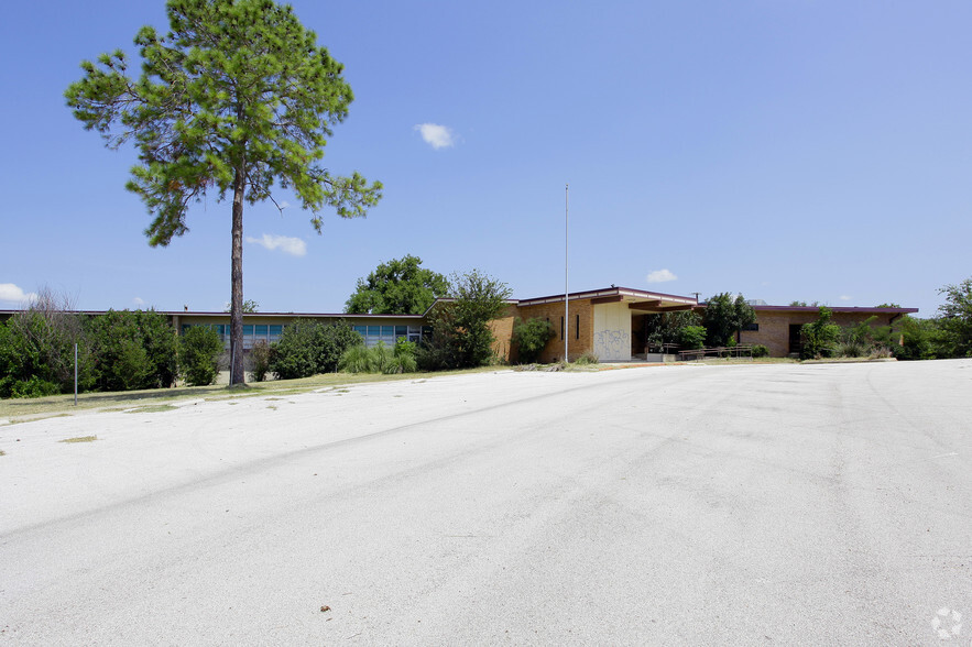 Primary Photo Of 1301 Hospital Blvd, Floresville Healthcare For Sale