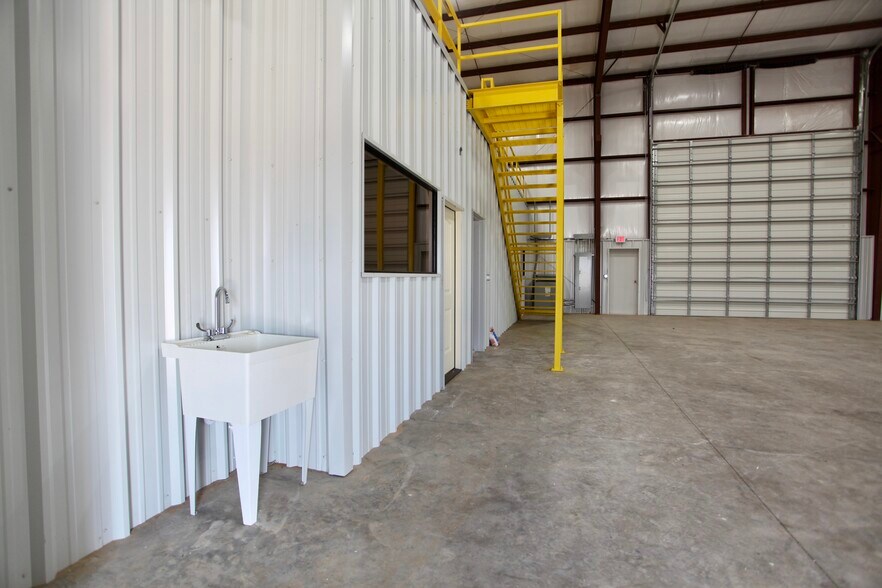 More Photos Of 1508 County Road 1105, Midland Warehouse For Lease