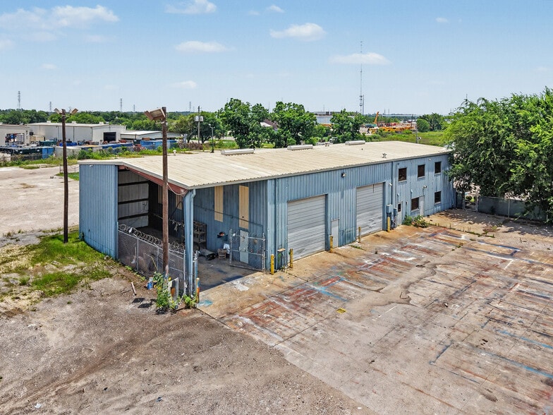More Photos Of 3807 Oates Rd, Houston Showroom For Lease