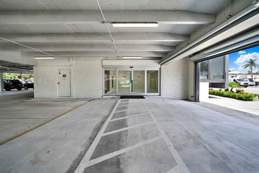 More Photos Of 5740 Hollywood Blvd, Hollywood Office For Lease
