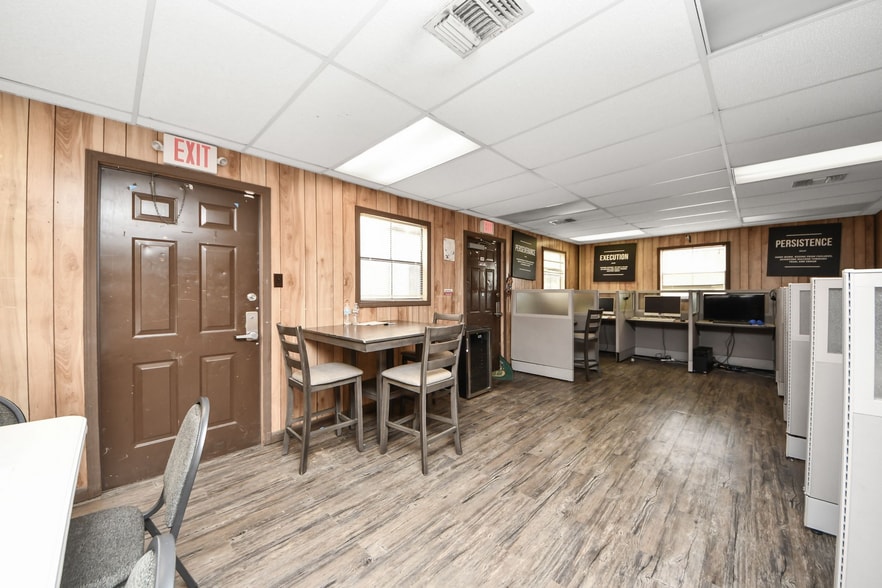 More Photos Of 10814 Woodedge Dr, Houston Warehouse For Sale