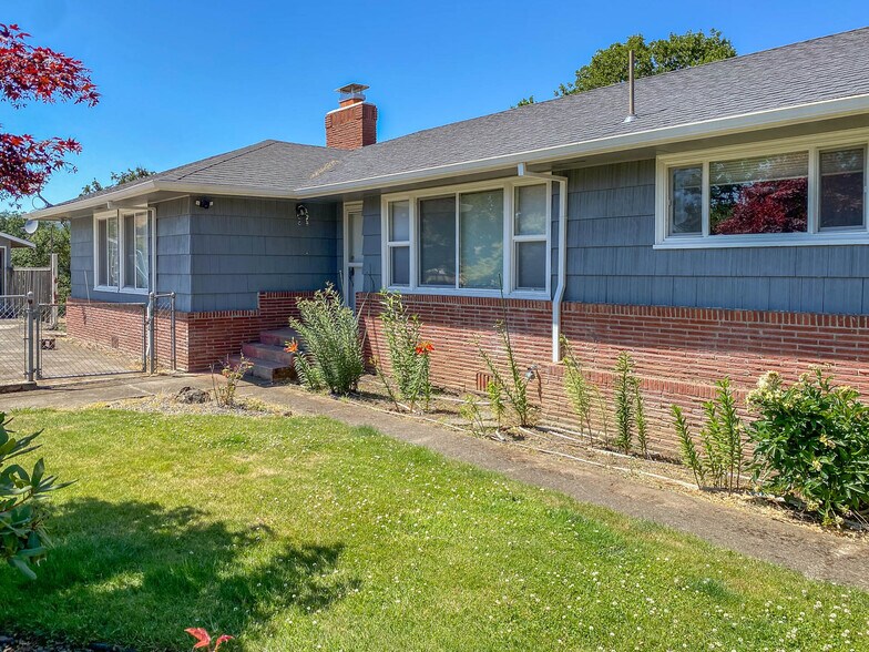 More Photos Of 8017 Old Highway 99 N, Roseburg Distribution For Sale