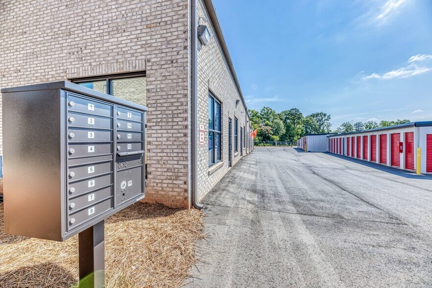 More Photos Of 14936 Brown Mill Rd, Huntersville Self Storage For Lease