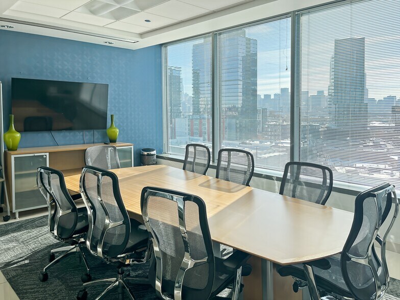 More Photos Of 915-939 W North Ave, Chicago Coworking Space
