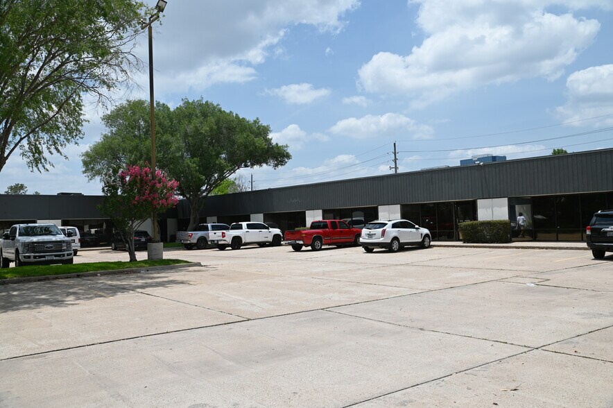 More Photos Of 10400 Westoffice Dr, Houston Warehouse For Lease