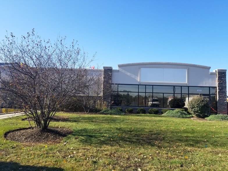 More Photos Of 8709 Pyott Rd, Lake In The Hills Distribution For Lease