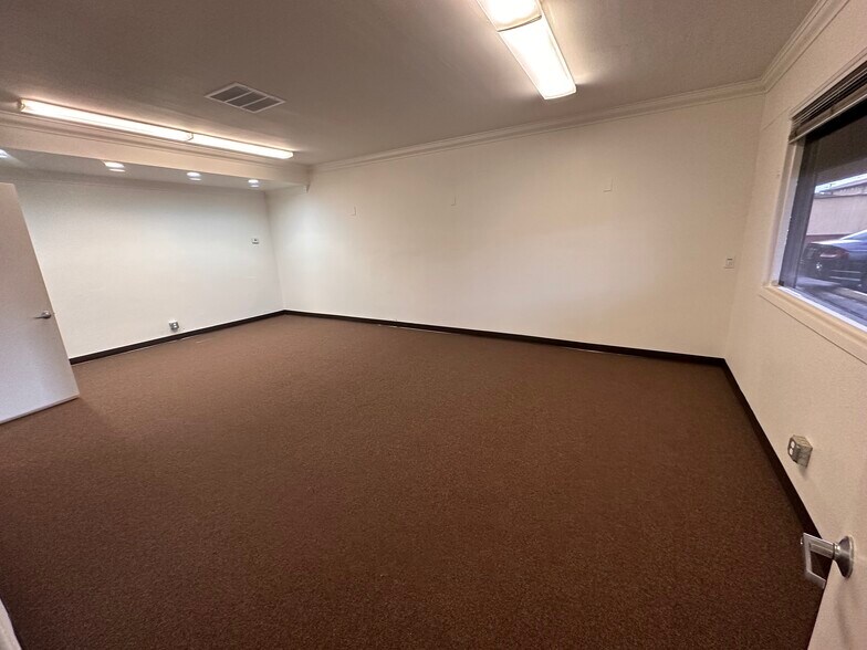 More Photos Of 2428 Newport Blvd, Costa Mesa Unknown For Lease