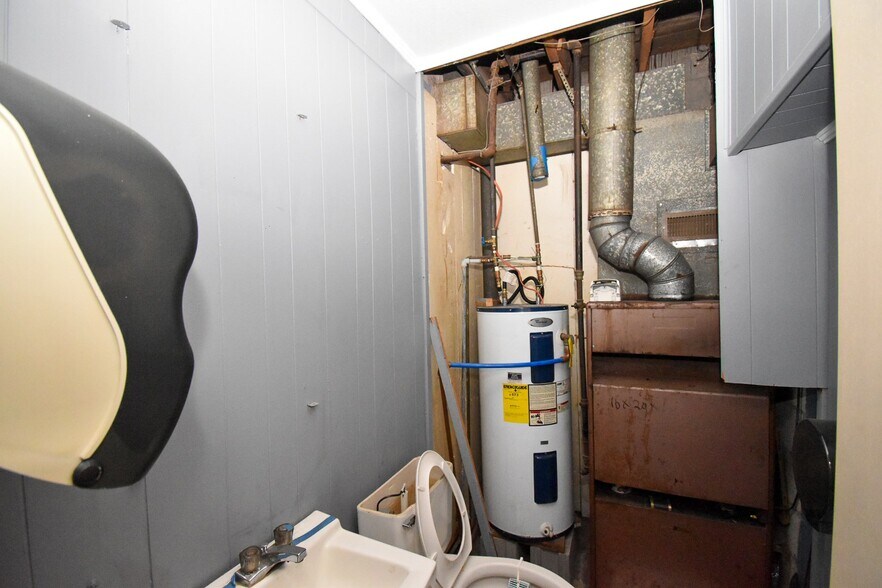 More Photos Of 443 W Walnut St, Danville Storefront For Lease