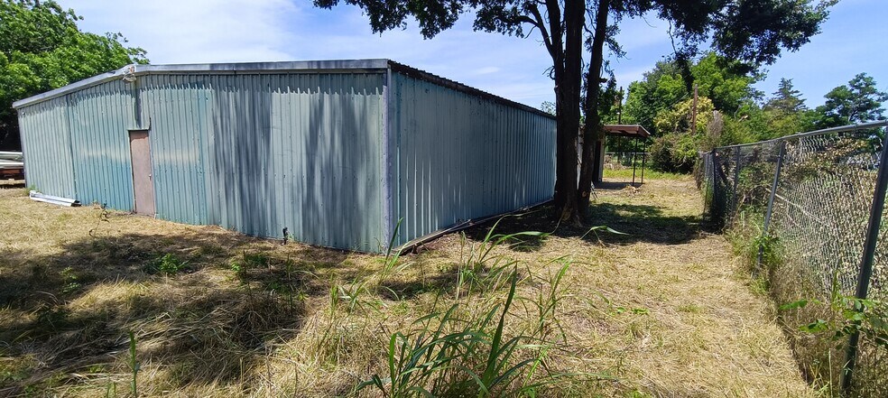 More Photos Of 610 New York St, Navasota Flex For Sale