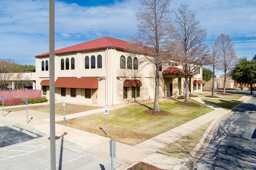 More Photos Of 12208 N MoPac Expy, Austin Bank For Lease