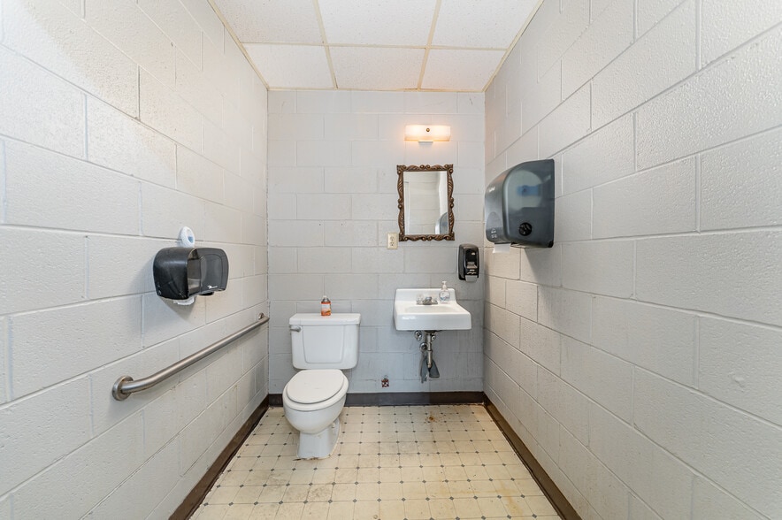 More Photos Of 4813 W Gate City Blvd, Greensboro Light Distribution For Sale