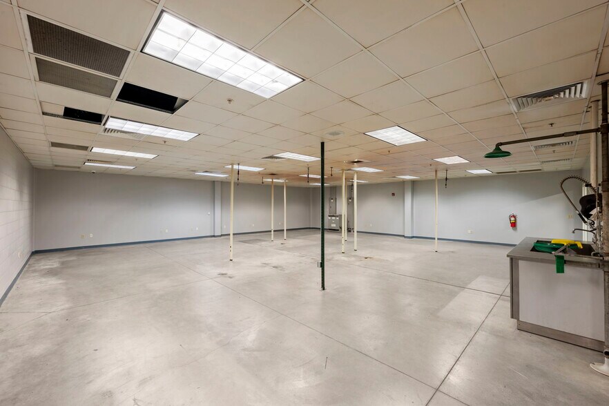 More Photos Of 801 N 2nd St, Berthoud Distribution For Lease