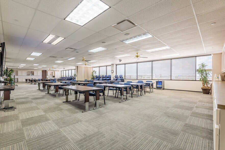More Photos Of 9000 Gulf Fwy, Houston Office For Lease