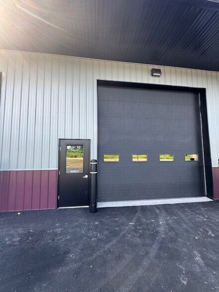 More Photos Of 10 Regency Oaks Blvd, Rochester Warehouse For Lease