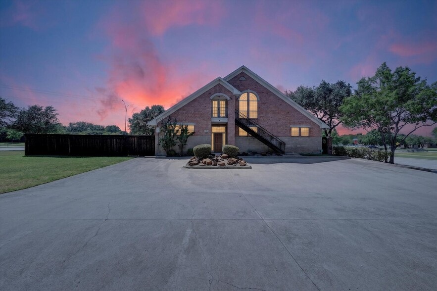 Primary Photo Of 5500 Woodland Park Blvd, Arlington Office Residential For Sale