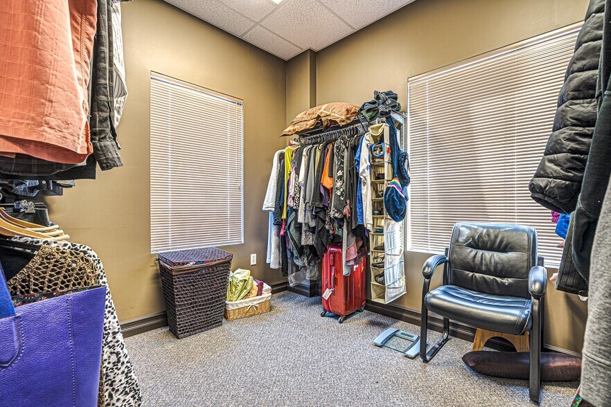 More Photos Of 2602 50 Av, Lloydminster Showroom For Sale