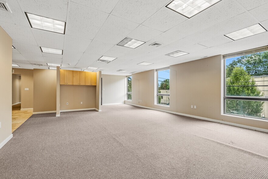 More Photos Of 3 Tice Rd, Franklin Lakes Distribution For Lease