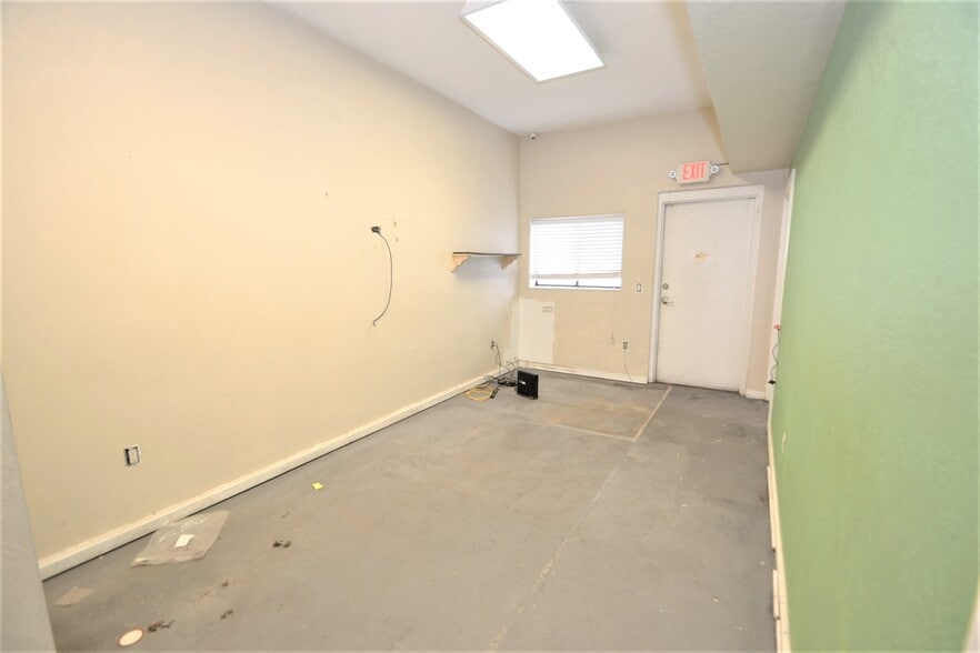 More Photos Of 325 Delaware Dr, Colorado Springs Warehouse For Lease