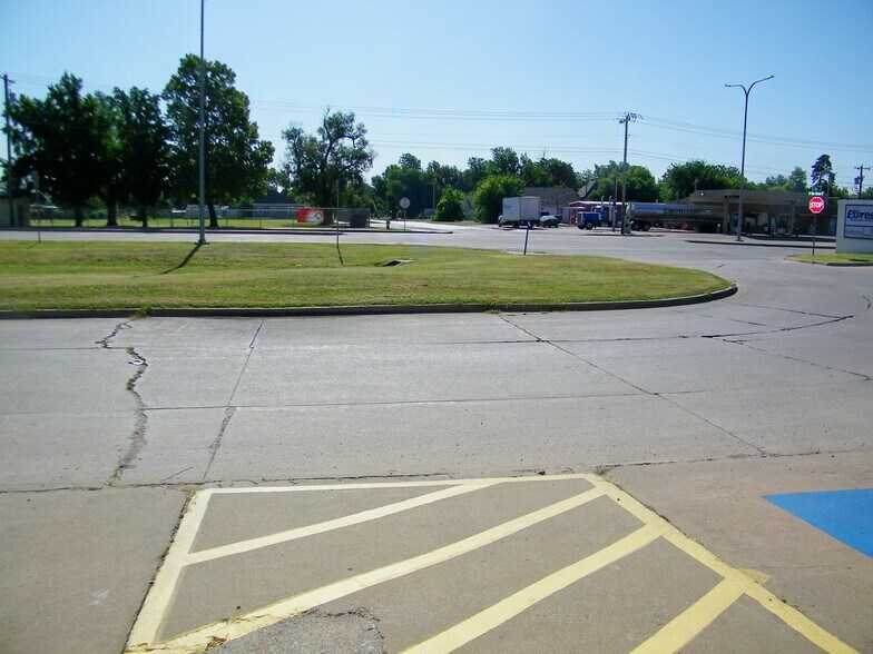 More Photos Of 604 N Van Buren St, Enid Freestanding For Sale