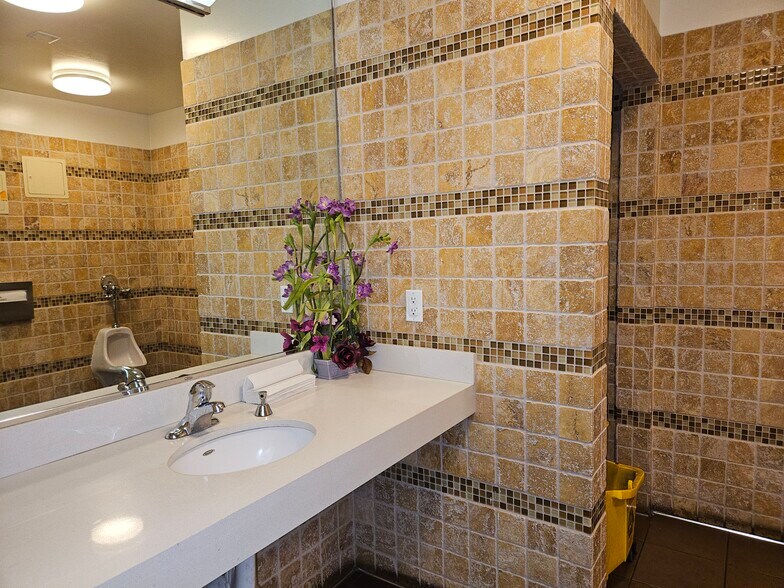 More Photos Of 2120 W 8th St, Los Angeles Office For Sale