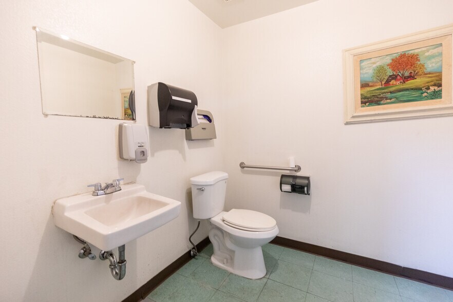 More Photos Of 1249 E Ridgecrest Blvd, Ridgecrest Office For Sale