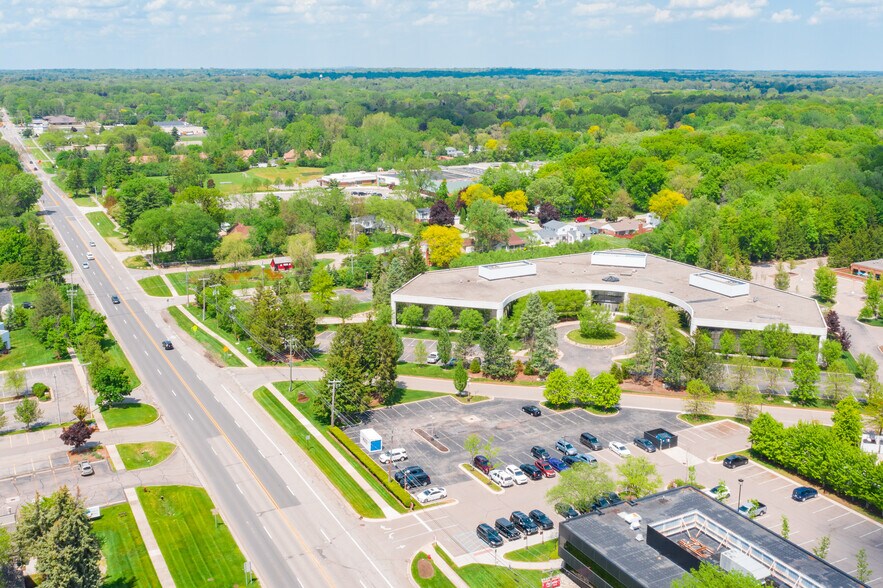 More Photos Of 31700 Middlebelt Rd, Farmington Hills Office For Lease