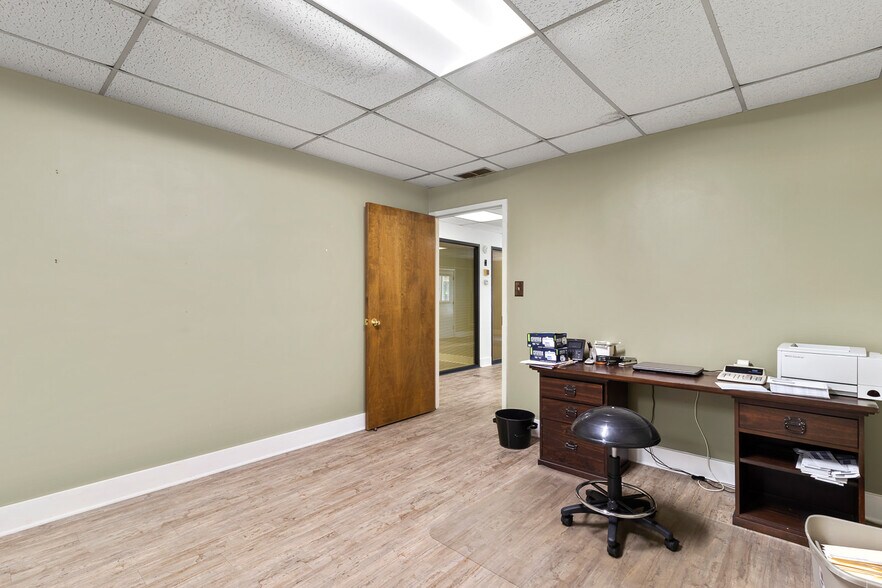 More Photos Of 279 N Main St, Kilmarnock General Retail For Sale