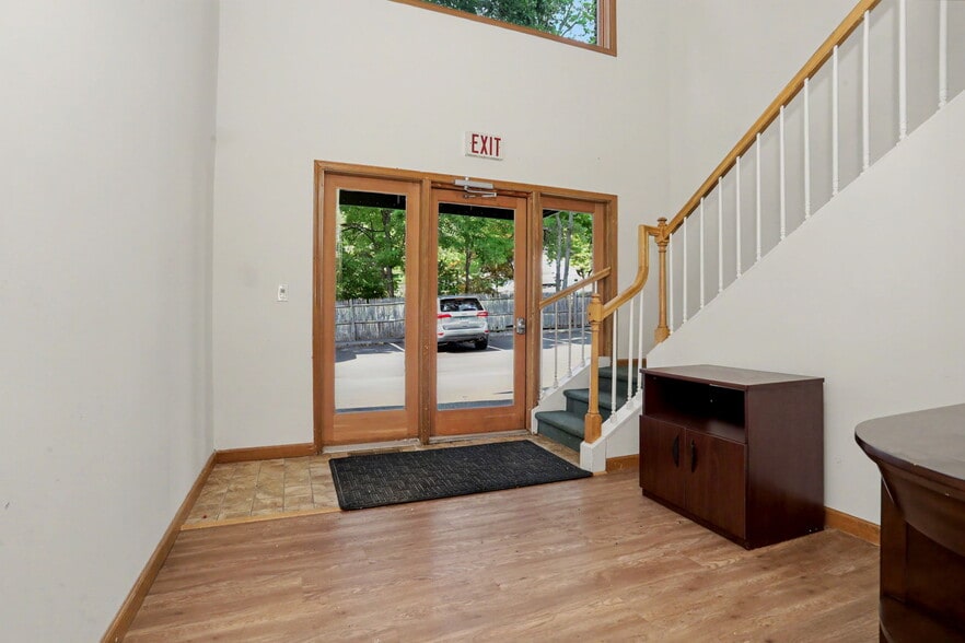 More Photos Of 27 Mill Plain Rd, Danbury Office For Sale